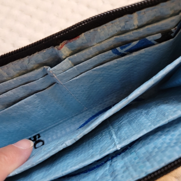 Wallet Recycled Bag Fish Design Zipper Wallet - Picture 5 of 8